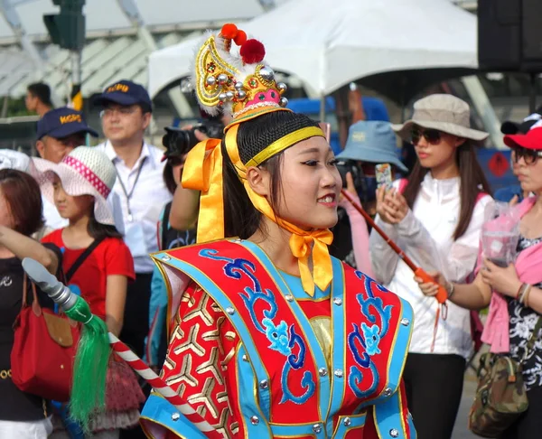 Uma jovem vestida com um traje festivo nativo — Fotografia de Stock