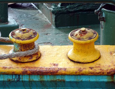 Rusty yazı kalın bir ip ile demirleme