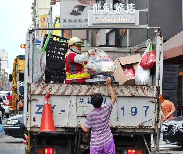 收集回收材料 — 图库照片