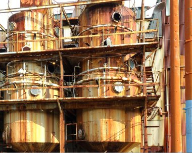 Vintage terk edilmiş depolama tankları