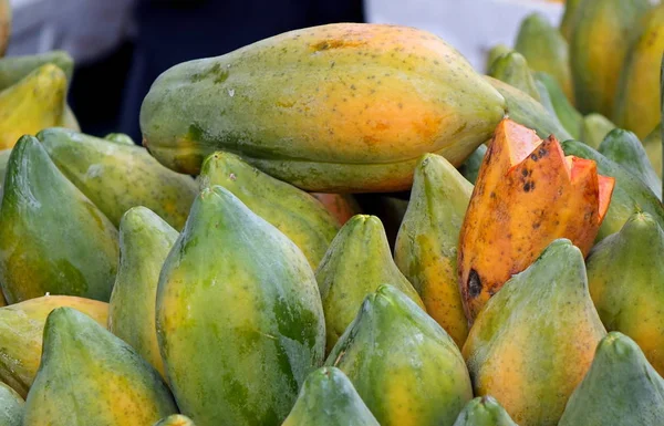 Papaia fresca in vendita — Foto Stock