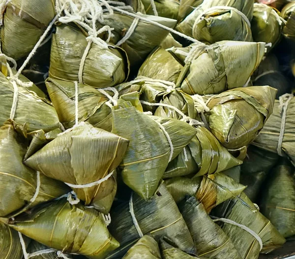 Bolinhos de arroz pegajoso chinês tradicional — Fotografia de Stock