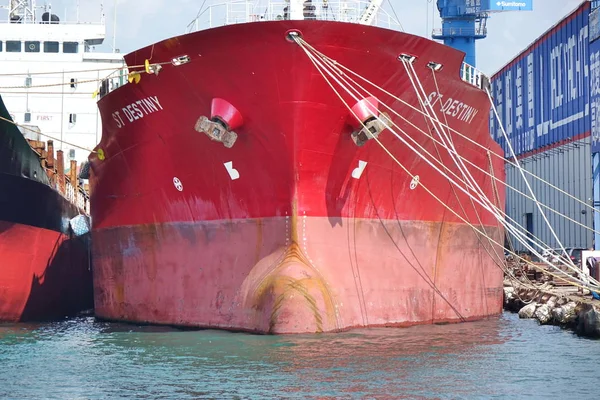 Grand navire dans un chantier naval à Taiwan — Photo