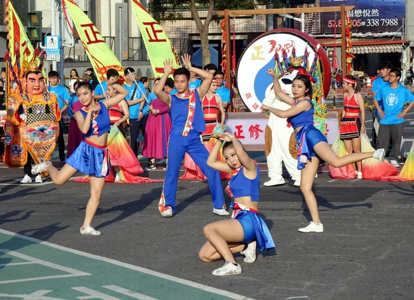 Cheerleaders effectuer pendant le festival des lanternes — Photo