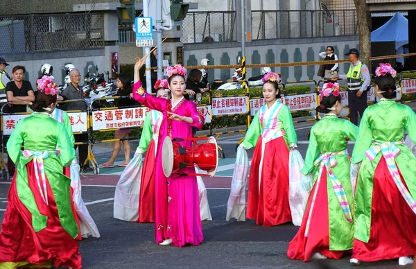 Koreanische Tänzer treten beim Laternenfest auf — Stockfoto