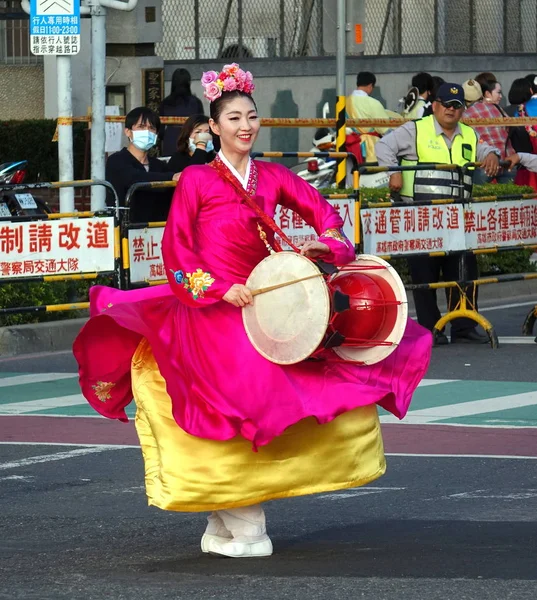 Un danseur coréen se produit au festival des lanternes — Photo