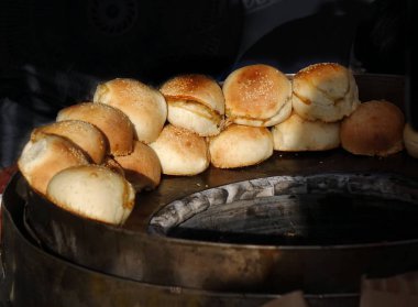 Doldurma ile taze pişmiş çörekler
