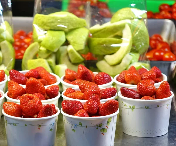 Căpșuni și fructe de Guava de vânzare — Fotografie, imagine de stoc