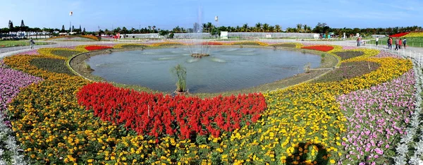 花壇に囲まれた大噴水 — ストック写真