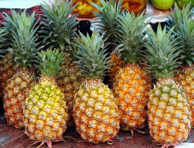 Satılık olgun taze ananas