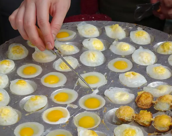 Açık satıcı bıldırcın yumurtası aşçılar — Stok fotoğraf