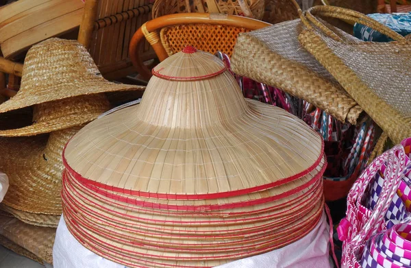 Бамбуковые шляпы ручной работы на продажу — стоковое фото
