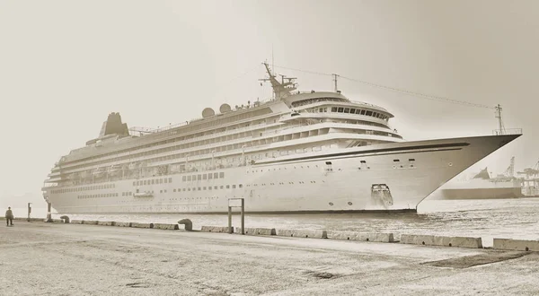 Vintage Style Cruise Ship in Port — ストック写真