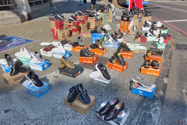 Vendedor de rua vende novos sapatos — Fotografia de Stock