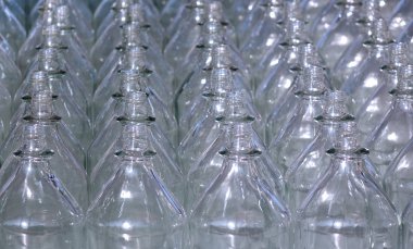 Satır boş cam şişe