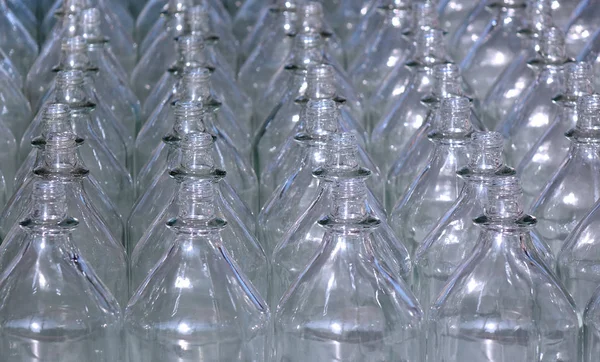 Filas de botellas de vidrio vacías —  Fotos de Stock
