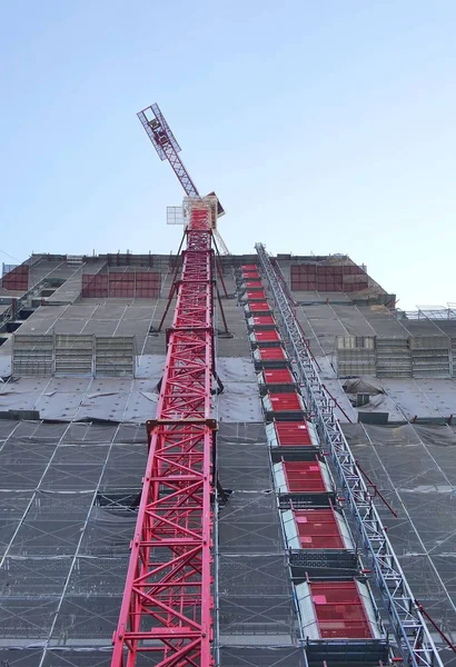 Sitio de construcción a gran escala con grúa —  Fotos de Stock