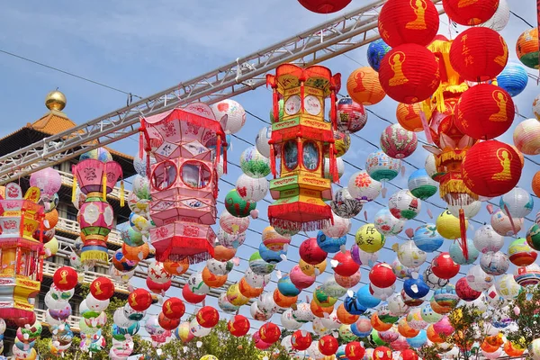 Lanternes colorées pour célébrer le Nouvel An chinois — Photo