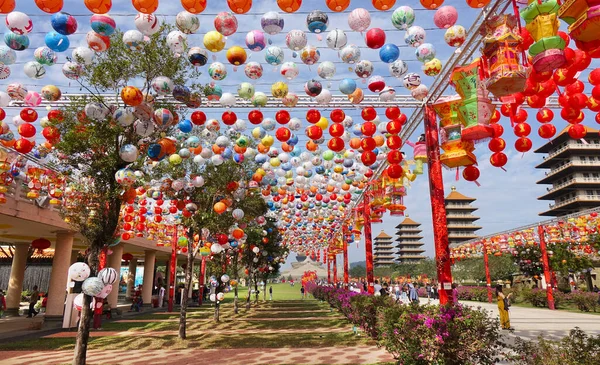 Linternas coloridas para celebrar el Año Nuevo Chino —  Fotos de Stock