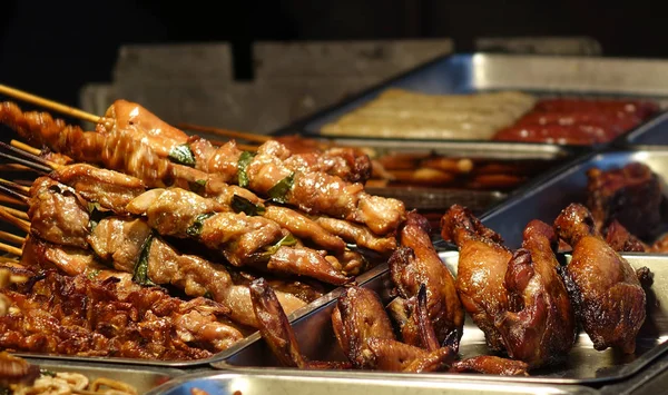 Espetos de carne grelhada e pernas de frango — Fotografia de Stock