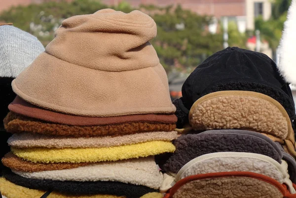 Рыночная лавка продает зимние шляпы — стоковое фото