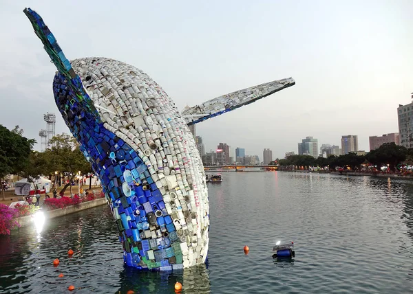 재활용으로 만든 거대 한 고래 상 스톡 사진