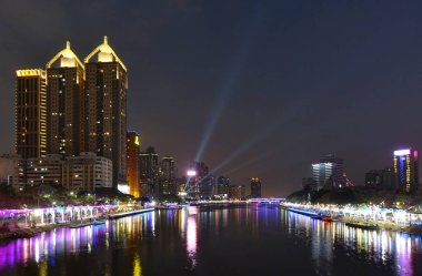 Kaohsiung, Tayvan -- 6 Şubat 2020: Çin Fener Festivali sırasında Aşk Nehri 'nin gece görüşü