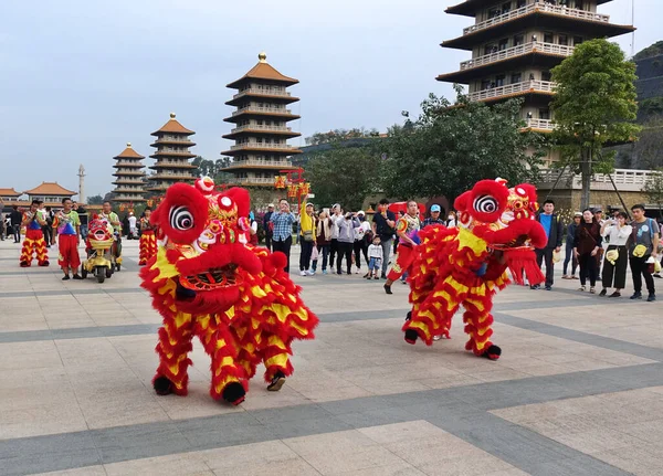 2020年1月25日 中国の旧正月の間に佛光山仏教複合施設で伝統的な中国のライオンダンサーが演奏する — ストック写真