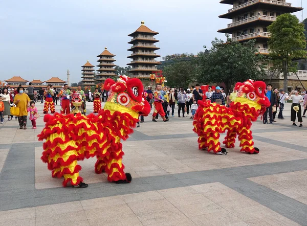 2020年1月25日 中国の旧正月の間に佛光山仏教複合施設で伝統的な中国のライオンダンサーが演奏する — ストック写真