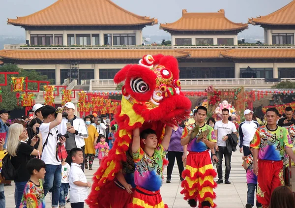 Kaohsiung Taiwan Januar 2020 Traditionelle Chinesische Löwentänzer Treten Buddhistischen Komplex — Stockfoto