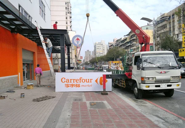 Kaohsiung Taiwan March 2020 Workers Getting Ready Put Sign New — Stock Photo, Image