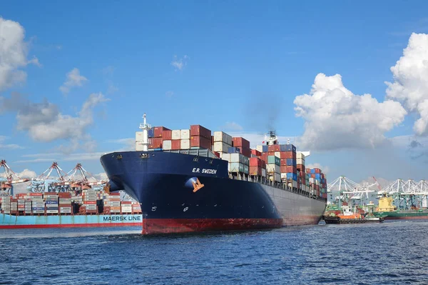 Kaohsiung Taiwan 2019 Június Egy Nagy Konténerszállító Hajó Készül Elhagyni — Stock Fotó