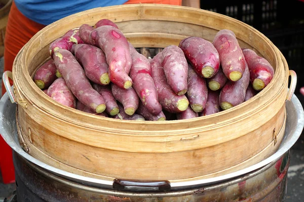 Een Straatverkoper Verkoopt Zoete Aardappelen Gekookt Een Bamboe Stoomboot — Stockfoto