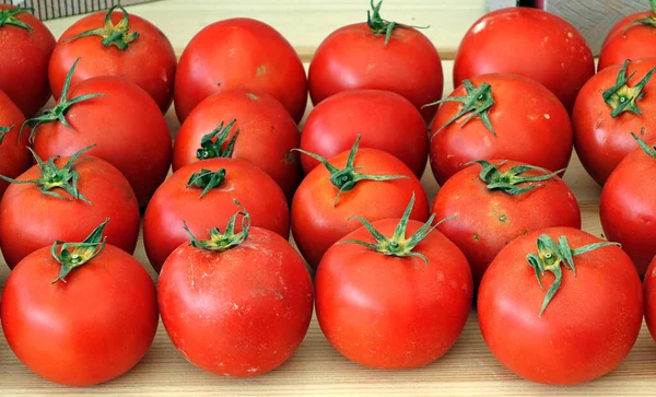農家の市場では明るい赤い庭のトマトが販売されています — ストック写真