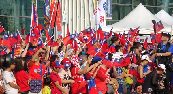 Kaohsiung Taiwan Ottobre 2019 Una Folla Entusiasta Sventola Bandiere Nazionali — Foto Stock