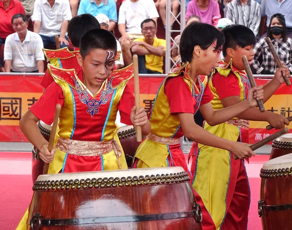 2019年5月26日 高雄市大勢区清雲寺で中学生打楽器グループが演奏 — ストック写真