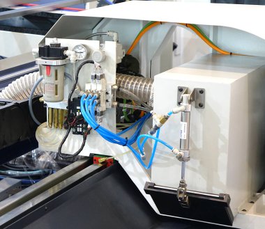 KAOHSIUNG, TAIWAN -- 30 Mart 2019: Kaohsiung Endüstriyel Otomasyon Sergisi 'nde basınç hortumları ve vanaları olan yüksek teknoloji donanımı