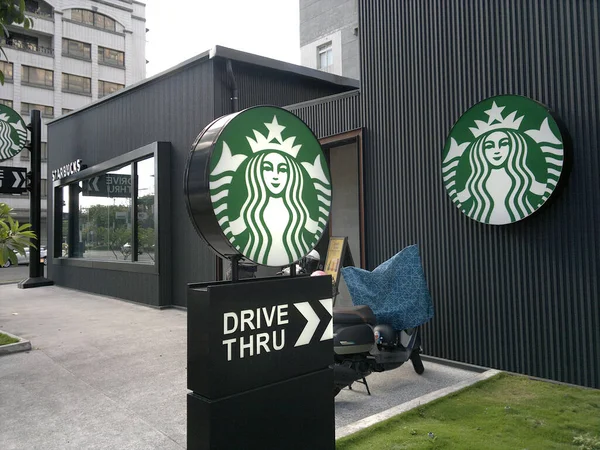 Kaohsiung Taiwan Μαρτιου 2020 Υποκατάστημα Της Δημοφιλούς Αλυσίδας Καφετέριας Starbucks — Φωτογραφία Αρχείου