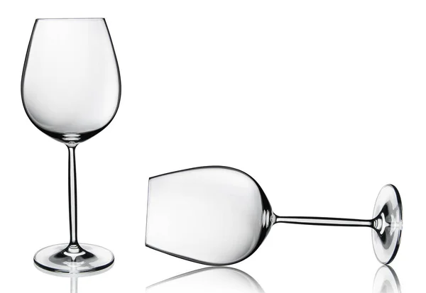 Dos copas de vino vacías aisladas en blanco — Foto de Stock