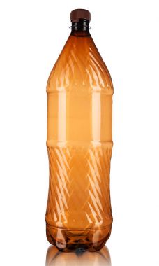 Beyaz arkaplanda izole edilmiş boş plastik şişe