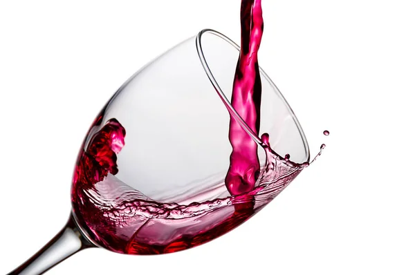Wijn wordt gieten in een glas close-up, geïsoleerd — Stockfoto