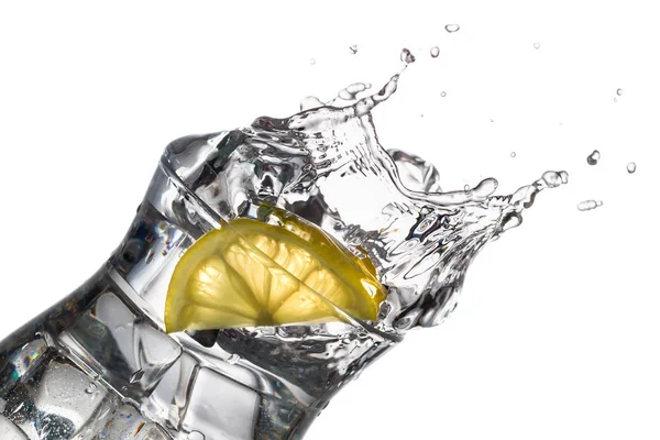 Lemon splashing into coctail glass closeup, isolated — Stock Photo, Image