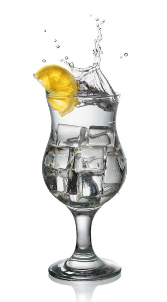Cocktail com cubos de gelo e gotas isoladas — Fotografia de Stock