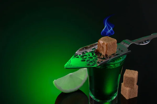 Absinth-Shots mit brennendem Zucker und Limettenscheiben — Stockfoto