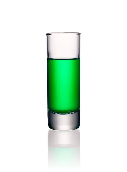 Vidro tiro com absinto verde isolado em branco — Fotografia de Stock
