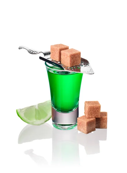 Absinth-Shots mit Limettenscheiben und Zucker, isoliert — Stockfoto