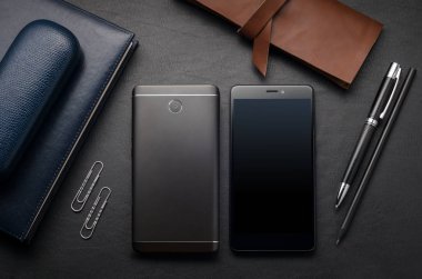 Ofis deri resepsiyon masası gözlük, smartphone, su için kapaklı