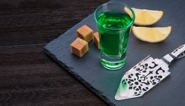 Alkol pelin içki kopya alanı kaşıkla bir şeker küpleriyle