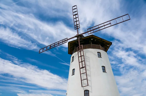 Edifício velho tradicional do moinho de vento na República Checa — Fotografia de Stock