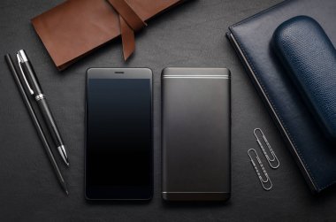 Ofis deri resepsiyon masası gözlük, smartphone, su için kapaklı